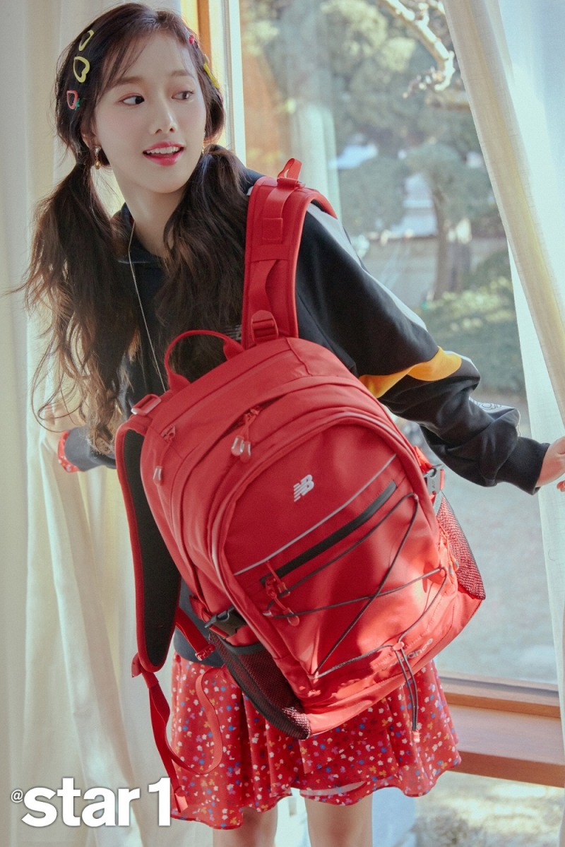 뉴발란스, 에이프릴 나은과 함께 ‘뉴트로 걸’ 화보 공개