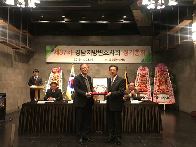 제18대 김주열 전임회장(왼쪽)과 제19대 안창환 신임 회장(오른쪽).