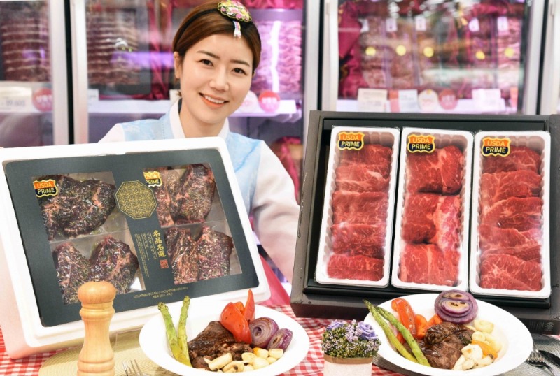 29일 홈플러스 강서점에서 모델이 스테이크 선물세트를 선보이고 있다. 홈플러스는 설 명절을 맞아 '프라임 스테이크 냉장세트', 프라임 등급에 시즈닝과 오일로 맛을 더한 '시즈닝 스테이크 냉장세트' 등 '가성비' 높은 축산 세트를 마련했다. 홈플러스 축산팀 동근영 바이어는 "가정에서 손쉽게 즐길 수 있는 간편식 스테이크는 1월 매출이 전년 대비 20% 이상 증가하는 등 수요가 커지고 있어 소비 트렌드에 맞춘 새 상품을 내놨다"고 말했다.