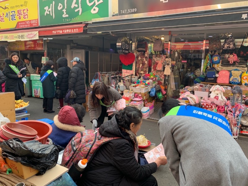 진주중앙시장에서 일반 국민들에게 주거급여제도를 알리기 위한 ‘찾아가는 서비스’를 시행했다.(사진=LH)