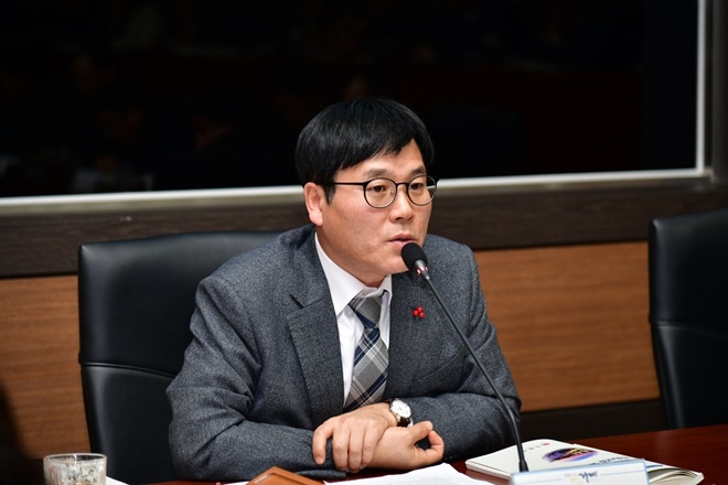 변광용 거제시장이 신규 국비사업 발굴보고회에서 국비확보에 다같이 열정을 쏟아 붓자고 강조하고 있다.(사진제공=거제시)