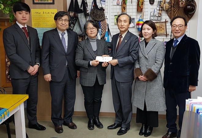 이춘희 대구지방변호사회장(사진우측 세번째)이 성금을 전달하고 저스티스봉사단 장익현 단장, 장정호, 김은주 총무 등과 기념촬영.(사진제공=대구지방변호사회)