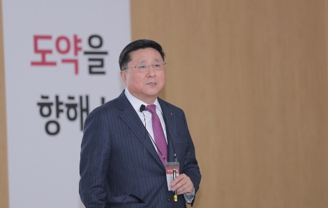 LG디스플레이 파주사업장에서 열린 '2019 동반성장 새해모임'에서 한상범 부회장이 협력사들과의 새로운 도약을 위한 파트너십을 강조하고, 2019년 사업현황을 설명하고 있는 모습. 사진=LG디스플레이