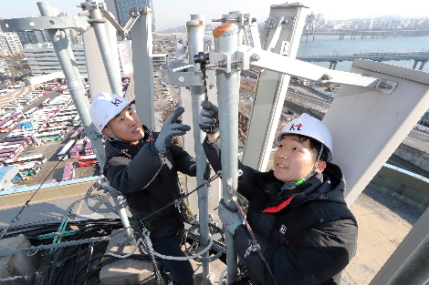 KT 직원들이 설 연휴를 앞두고 서울시 광진구 동서울버스터미널에서 귀성·귀경 인파가 몰릴 것을 대비해 네트워크 품질을 점검 하고 있는 모습. 사진=KT