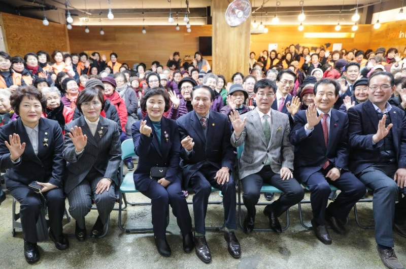 통인시장 방문 및 기부금전달 오른쪽부터 고병국 서울시의원, 정세균 국회의원, 한국마사회 김낙순 회장, 효행본부 임만석 이사장 (사진=마사회)