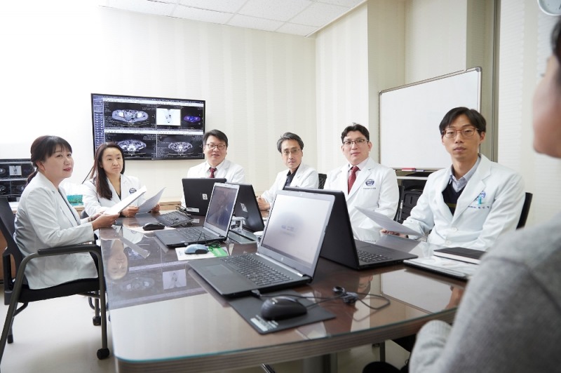 분당차병원 암센터 부인암 다학제팀이 환자에게 치료계획을 설명하고 있다. (사진=분당차병원)