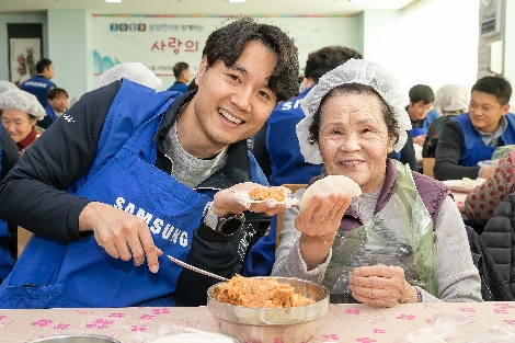 수원 삼성전자 디지털시티 임직원들이 버드내노인복지관에서 어르신들과 만두를 빚는 모습. 사진=삼성전자