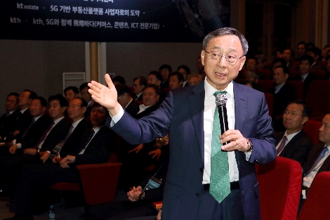 KT 황창규 회장이 30일 '2019 그룹사 경영전략데이' 행사에 참석한 임직원들을 대상으로 인사말을 전하는 모습. 사진=KT