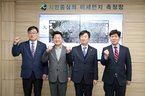 왼쪽부터 순서대로 KT 안상근 본부장, 엄태준 이천시장, 홍헌표 이천시의회 의장, 이원영 이천부시장이 기념촬영을 하는 모습. 사진=KT