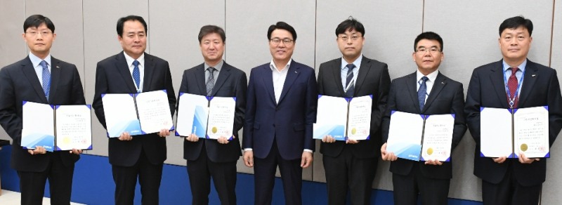 사진=포스코 최정우 회장이 31일 서울 포스코센터에서 기업시민봉사상 첫 수상자들과 함께 기념촬영을 하고 있다. (왼쪽부터) 포스코 김병준 리더(해외법인 POSCO-Mexico의 POSAMI 봉사단 대리 수상), 기쁨의 복지재단 하달상 사무처장, 유니테크 이광용 대표이사, 포스코 최정우 회장, 엔투비 장진성 리더, 포스코 정종태 과장 (광양제철소 반딧불전기재능봉사단), 포스코 김응래 과장 (포항제철소 클린오션봉사단)