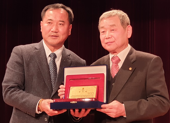 고대규 신임회장이 김호상 전임회장에게 감사패를 전달하고 기념촬영.