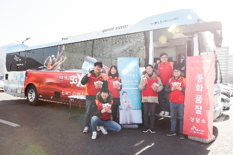 SK텔레콤이 설 귀성길에 시간을 내 휴대전화 수리를 받기 어려운 고객들을 위해 이동인구가 많은 휴게소를 중심으로 1일과 2일, 양일간 운영하는 ‘찾아가는 이동A/S버스' 소개 이미지. 사진=SK텔레콤