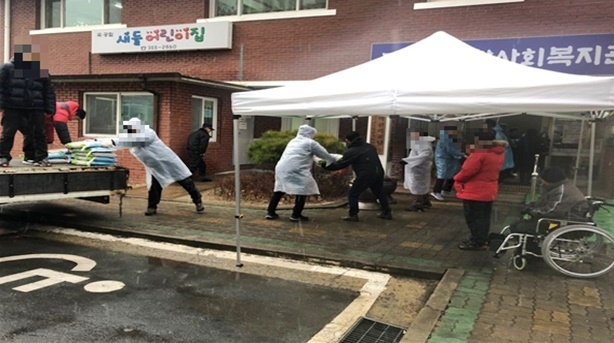 사회봉사대상자들이 쌀을 나르고 있다.(사진제공=밀양준법지원센터)