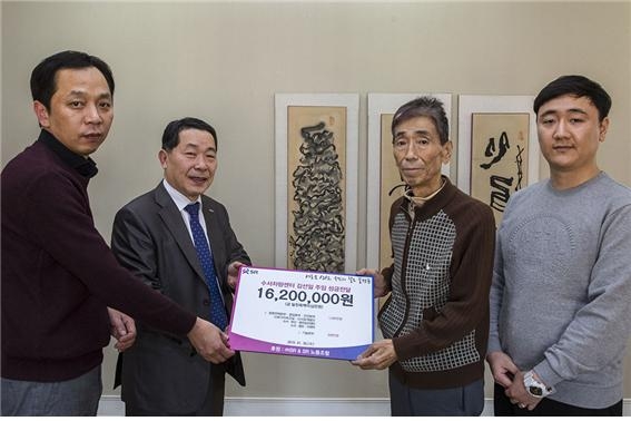 권태명 SR 대표이사와 김상수 SR 노조위원장이 김선일 주임과 부친에게 성금을 전달하고 있다.(사진=SR)