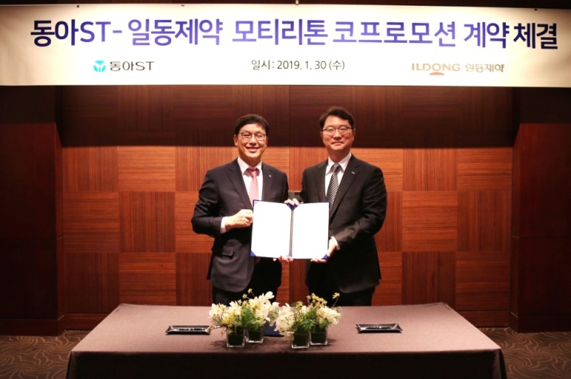 엄대식 동아ST 대표(왼쪽)와 윤웅섭 일동제약 대표가 계약서 서명 후 기념 촬영을 하고 있다.(사진=동아에스티)