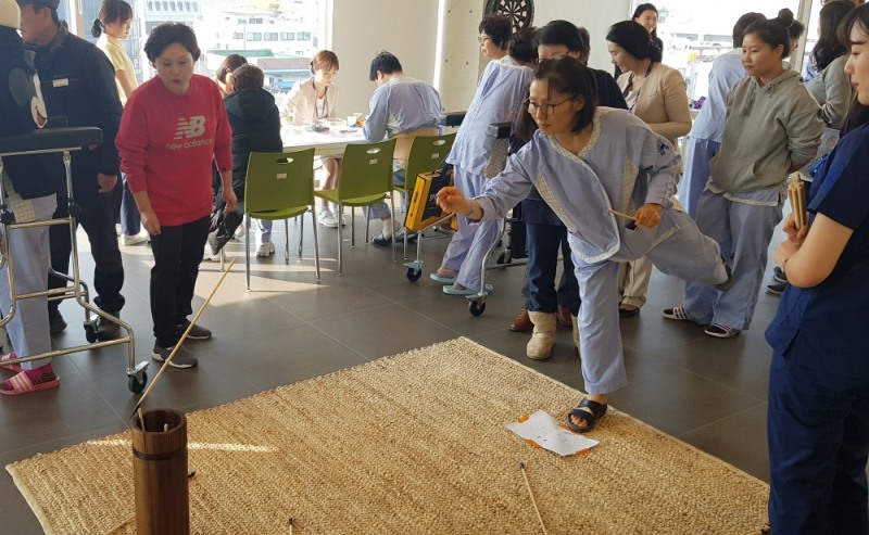 사진=청주자생한방병원 환자들이 설 명절 이벤트에 참여하고 있다.