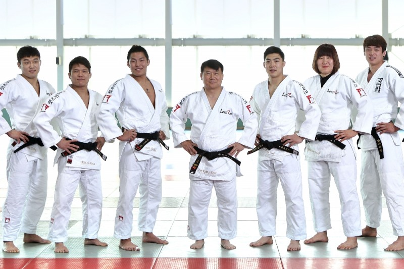 한국마사회 유도단 (왼쪽부터) 이희중 선수, 김임환 선수, 김재범 코치, 이경근 감독, 이동석 트레이너, 김민정 선수, 김재윤 선수. (사진=마사회)