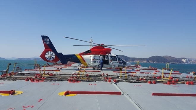 응급환자를 후송하고 있는 헬기.(사진제공=부산해양경찰서)