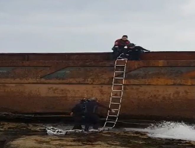 해경구조대가 승선원의 등선을 돕고있다.(사진제공=울산해양경찰서)