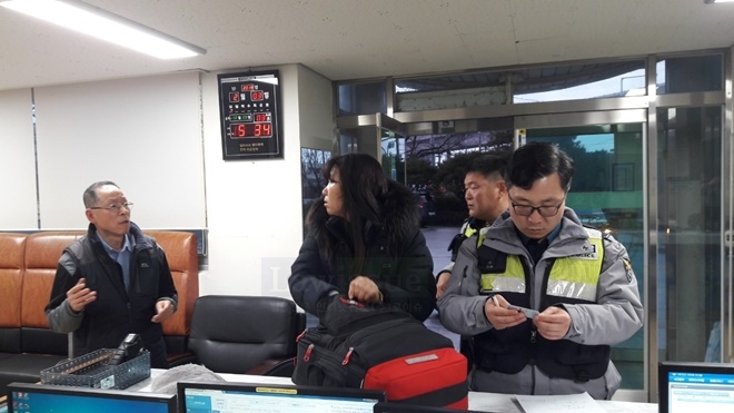 개인택시 안에 두고온 1000만원이 든 가방을 다시 찾아준 공항파술소직원들.(사진제공=부산지방경찰청)