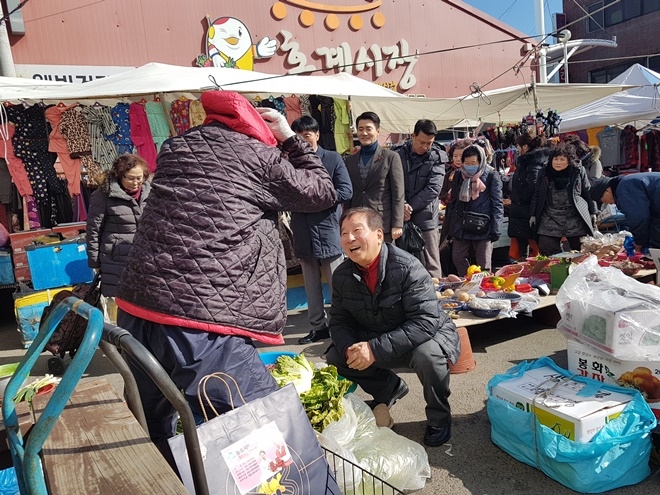 호계시장 상인들과 대화를 나누고 있는 박대동 위원장.(사진제공=울산북구당원협의회)
