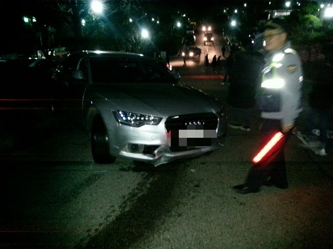 부산 영락공원 주차장서 교통사고를 낸 아우디차량.(사진제공=부산지방경찰청)