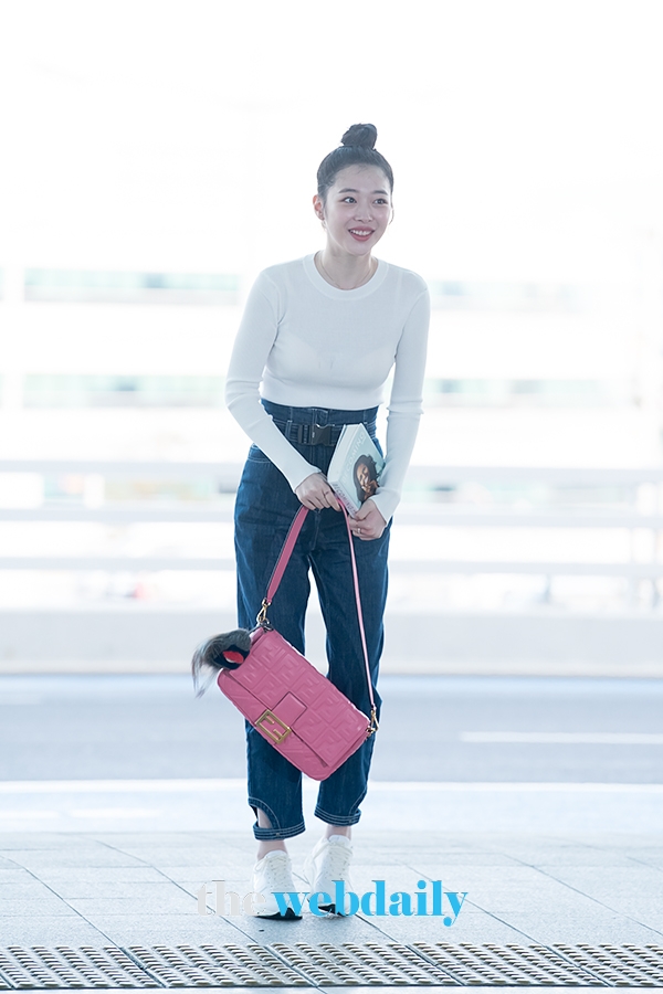 설리, 인천국제공항 출국 현장