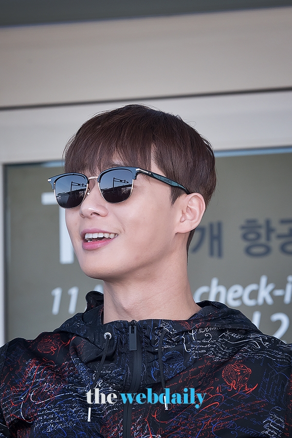 박서준, 인천국제공항 출국 현장