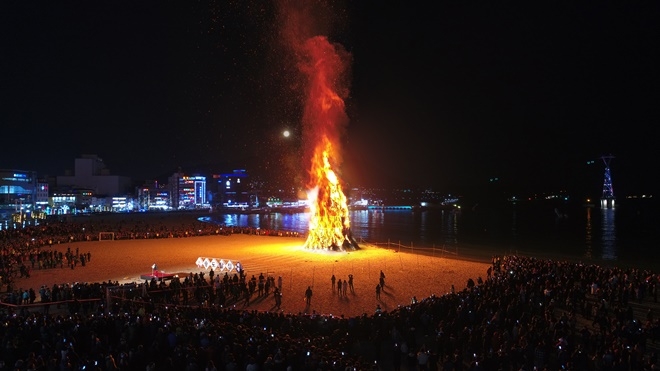 2018년 송도달빛축제가 장관을 연출하고 있다.(사진제공=부산서구)