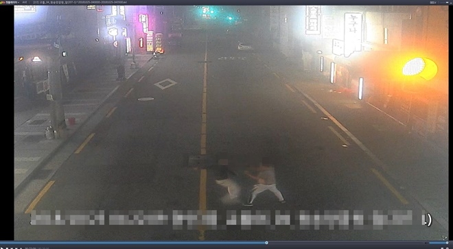 대로상에서 선배를 폭행하고 있는 관리대상 조폭.(사진제공=부산지방경찰청)