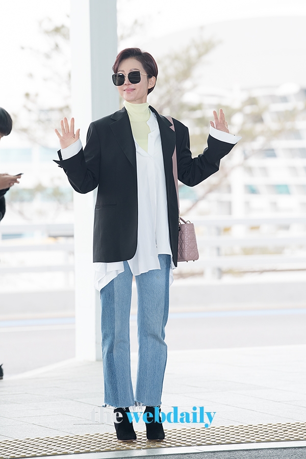 염정아, 인천국제공항 출국 현장