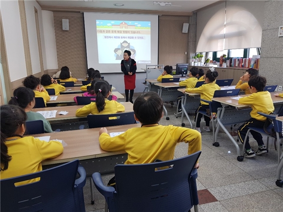 상북유치원 원아초청 법캠프를 열고 있다.(사진제공=울산청소년꿈키움센터)