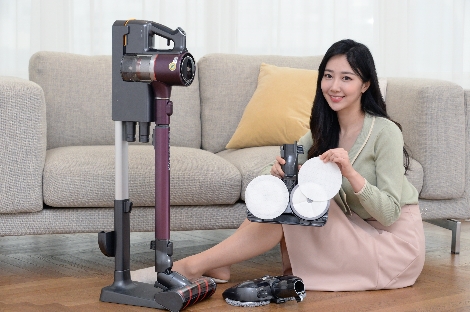모델이 코드제로 A9용 일회용 청소포를 부착하는 모습. 사진=LG전자