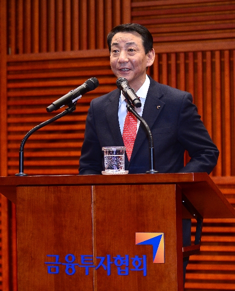 금투협 권용원 회장이 ‘금융투자업계 신입사원 금융윤리 강좌’에서 환영사를 진행하는 모습. 사진=금융투자협회