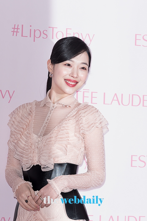 설리, 에스티로더 신제품 론칭 기념 포토월 행사