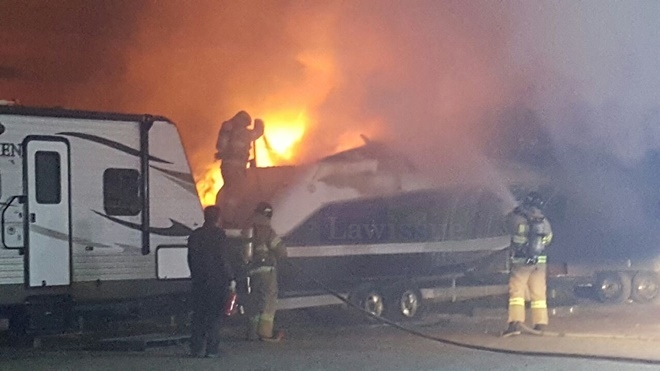 카라반의 불을 진화하고 있다.(사진제공=부산지방경찰청)