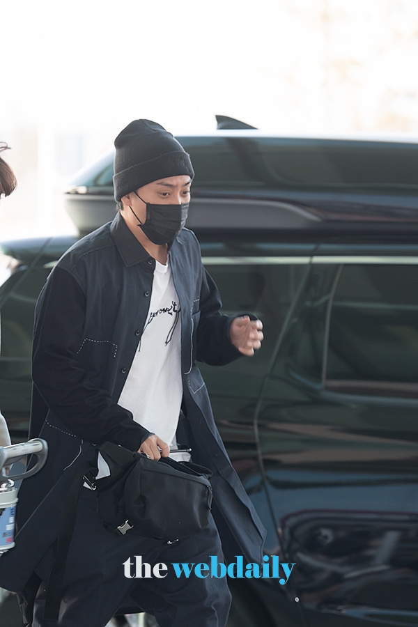 젝스키스(SECHSKIES) 은지원, 인천국제공항 출국 현장
