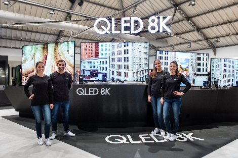 삼성전자 모델들이 'QLED 8K 사이니지'를 소개하고 있다. 사진=삼성전자