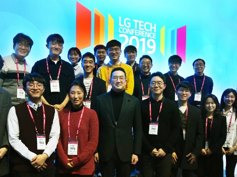 13일 오후 서울 강서구 마곡 LG사이언스파크에서 열린 'LG 테크 컨퍼런스'에서 LG 구광모 회장이 초청 인재들과 함께 기념사진 촬영을 하고 있다. 사진=(주)LG