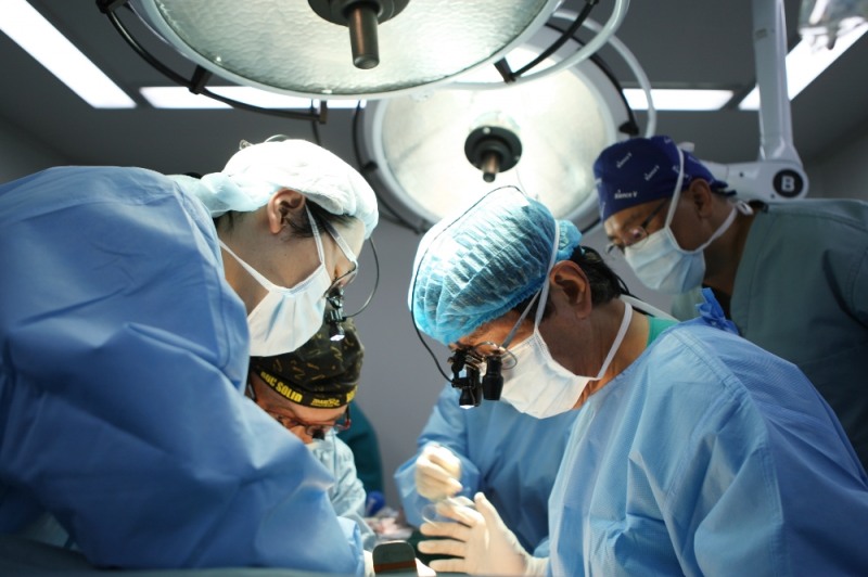 이승규 교수가 몽골에서 최초로 생체간이식 수술을 집도하는 모습. (사진=서울아산병원)