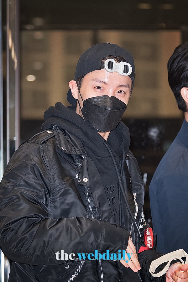 방탄소년단(BTS) 제이홉, 김포국제공항 전용기 청사 출국 현장