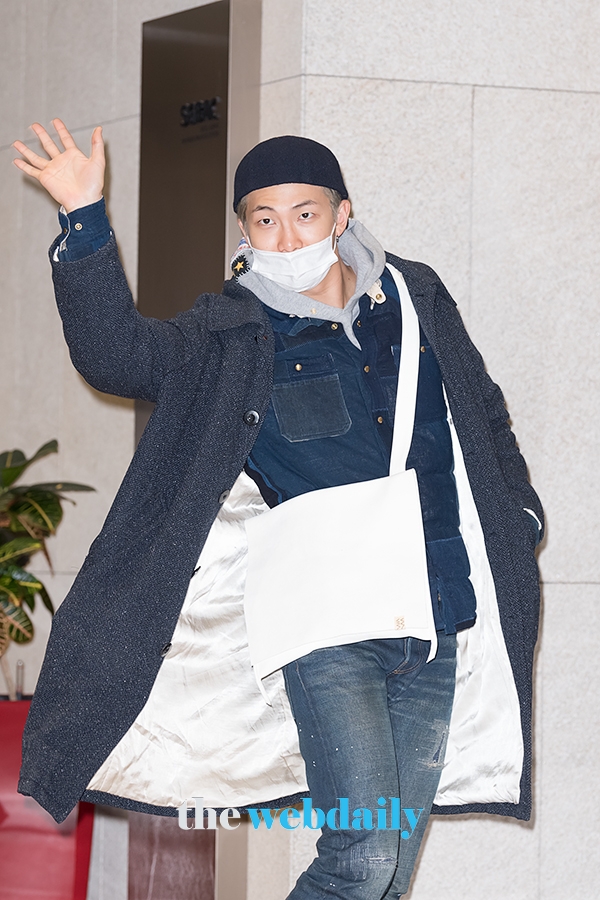 방탄소년단(BTS) RM, 김포국제공항 전용기 청사 출국 현장