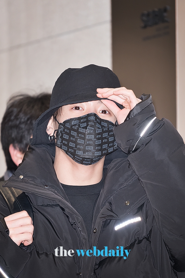 방탄소년단(BTS) 정국, 김포국제공항 전용기 청사 출국 현장