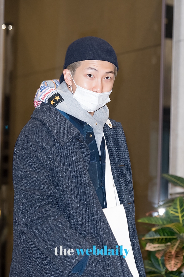 방탄소년단(BTS) RM, 김포국제공항 전용기 청사 출국 현장