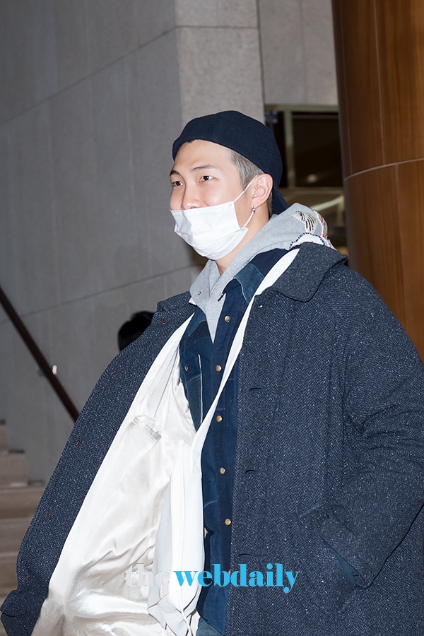 방탄소년단(BTS) RM, 김포국제공항 전용기 청사 출국 현장