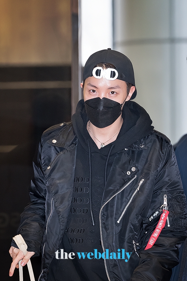 방탄소년단(BTS) 제이홉, 김포국제공항 전용기 청사 출국 현장