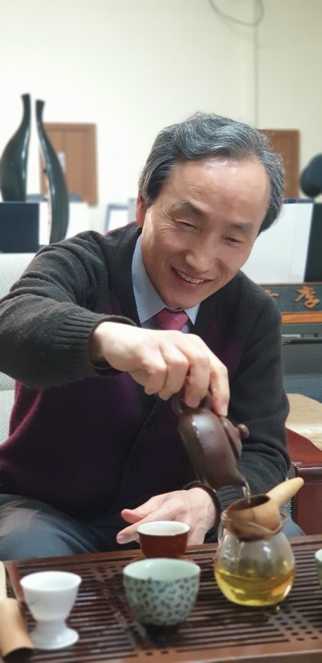 이춘희 대구지방변호사회 회장이 우롱차를 우려내고 있다.