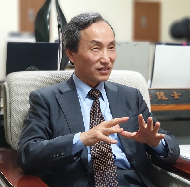 이 회장이 자신의 학창시절 에피소드를 들려주고 있다.