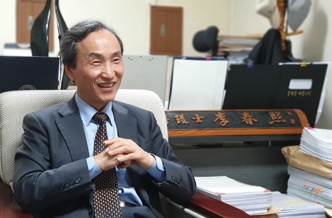 이춘희 회장이 대화중 활짝 웃고 있다.