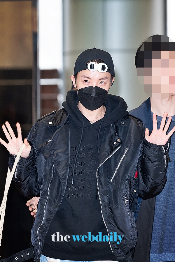 방탄소년단(BTS) 제이홉, 김포국제공항 전용기 청사 출국 현장